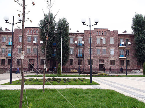 Чечня, Грозный, Государственный театрально-концертный зал. Фото с сайта www.teptar.com
