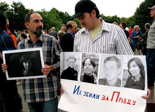Пикет в память Н.Эстемировой в Новопушкинском сквере в Москве, 23 июля 2009 года. Фото "Кавказского Узла"