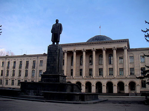 Памятник Иосифу Сталину на центральной площади города Гори. Фото с сайта http://en.wikipedia.org