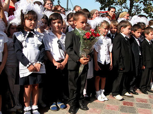 Чечня, Грозный, День знаний, 1 сентября 2007 года. Фото с сайта www.chechnyafree.ru, автор Рамазан Гуциев