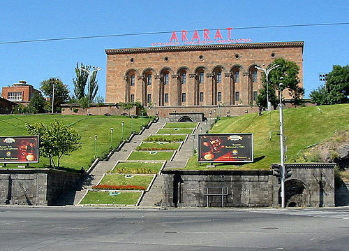 Ереванский коньячный завод. Фото с сайта http://ru.wikipedia.org