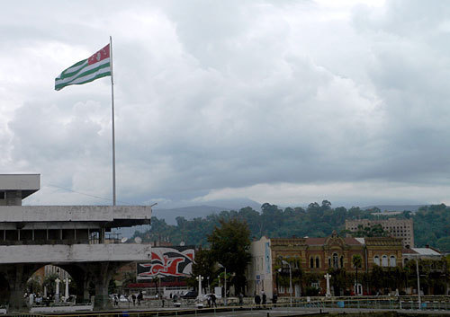 Абхазия, Сухум, государственный флаг Абхазии на набережной. Фото "Кавказского Узла"
