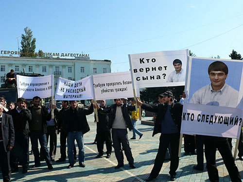 Дагестан, Махачкала, митинг протеста против убийства Алихана Динова, 30 сентября 2009 года. Фото "Кавказского Узла"