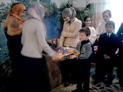 Владикавказ, представители Духовного управления мусульман (ДУМ) Северной Осетии делают подарки детям из детского дома "Виктория", 5 октября 2009 года. Фото "Кавказского Узла"