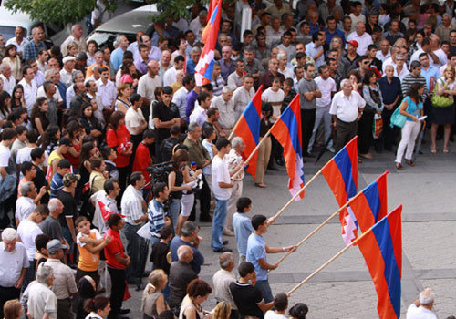 Армения, Ереван, площадь Шарля Азнавура. Митинг против ратификации армяно-турецких протоколов партии "Дашнакцутюн", 2 сентября 2009 года. Фото с сайта http://armtoday.info, автор Гагик Шамшян