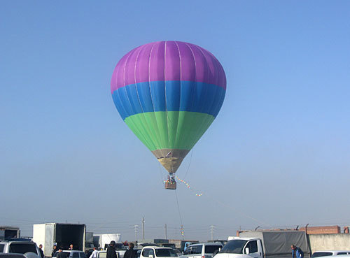 Владикавказ, воздушный шар над ярмаркой. Фото "Кавказского Узла"