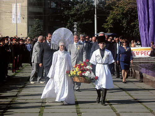 Владикавказ, площадь 50-летия Октября, начало церемонии возложения цветов. Фото "Кавказского Узла"