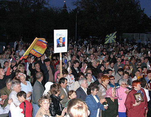 Массовое народное шествие к Астраханскому Кремлю, 18 октября 2009. Фото с сайта www.ikd.ru