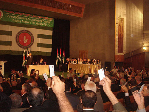 Съезд проправительственной республиканской партии "Единая Абхазия". Сухум, 27 октября 2009 года. Фото "Кавказского Узла"
