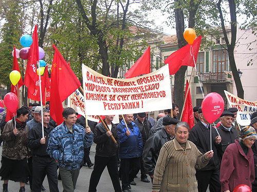 Ветераны труда во главе колонны коммунистов. Владикавказ, 7 ноября 2009 года. Фото "Кавказского Узла"