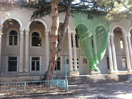 Южная Осетия, Цхинвал, здание ГУВД(бывшее). Фото "Кавказского Узла"