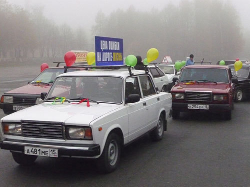 Старт автопробега, посвященного памяти жертв ДТП. Владикавказ, 14 ноября 2009 года. Фото "Кавказского Узла"