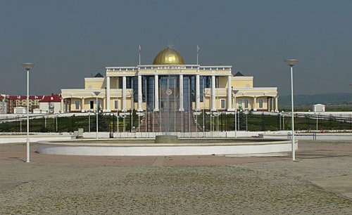 Здание администрации Президента Ингушетии в Магасе. Фото с сайта www.venividi.ru/user/183, автор Артём Русакович