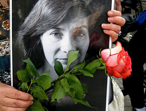 Митинг памяти убитой правозащитницы Натальи Эстемировой в Москве в Новопушкинском сквере, 23 июля 2009 года. Фото "Кавказского Узла" 