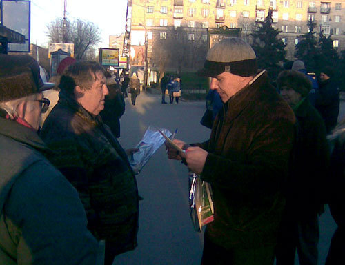 Опрос волгоградцев на улицах города активистами организации "Молодежного антикоррупционного движения", 9 декабря 2009 года. Фото "Кавказского Узла"