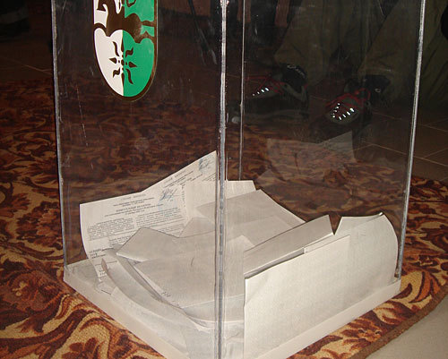 Урна для голосования на избирательном участке, расположенном в здании Национальной библиотеки в Сухуме. 12 декабря 2009 года. Фото "Кавказского Узла"