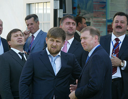 Президент Чечни Рамзан Кадыров (на переднем плане слева). Фото с сайта www.chechnyafree.ru