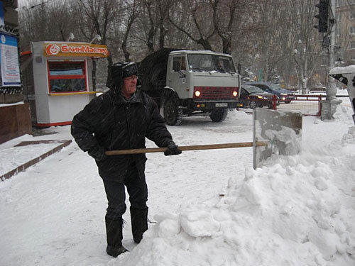 Все бригады дворников выведены на улицы Волгограда, 18 декабря 2009 года. Фото "Кавказского Узла"
