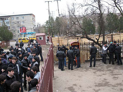 Студенты Дагестанского технического университета протестуют против незаконной застройки парка. Махачкала, 21 декабря 2009 года. Фото "Кавказского Узла"