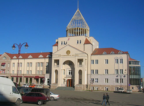 Здание Национального собрания Нагорно-Карабахской Республики в Степанакерте. Фото "Кавказского Узла"