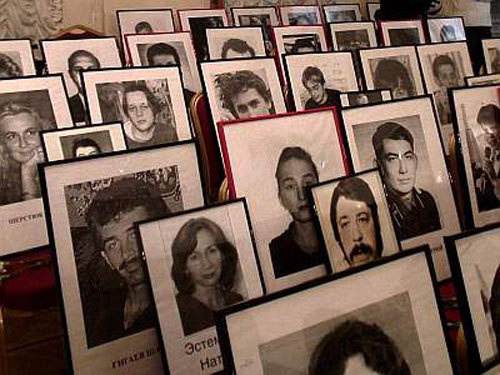 Фотографии убитых журналистов, Центральный Дом журналиста, 15 декабря 2009 года. Фото Эдуарда Байкова, ИА «Фактвидео». Источник: www.memo.ru