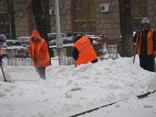 Работу дворникам осложняет дождь. Волгоград, 21 декабря 2009 года. Фото "Кавказского Узла"