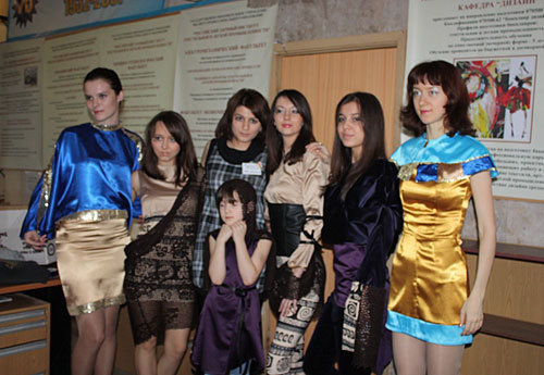Коллекция модной одежды Зарины Ватаевой (третья слева). Фото "Кавказского Узла"