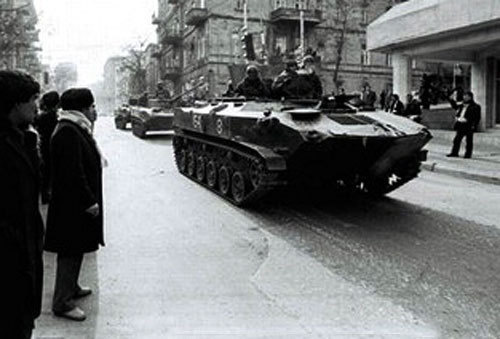 Советская бронетехника в Баку на утро 20 января 1990 года. Фото с сайта http://ru.wikipedia.org