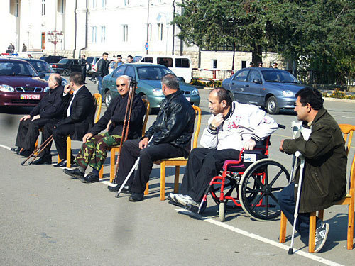 В 2009 году в рамках благотворительных программ 14 инвалидам первой группы были предоставлены машины с ручным приводом. Нагорный Карабах, май 2009 года. Фото "Кавказского Узла"