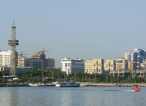 Баку, Азербайджан. Бакинский морской бульвар, вид с моря. Фото с сайта http://ru.wikipedia.org