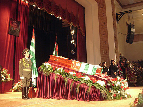 Церемония прощания с Владиславом Ардзинбой в здании Абхазской государственной филармонии. Сухум, 9 марта 2010 года. Фото "Кавказского Узла"