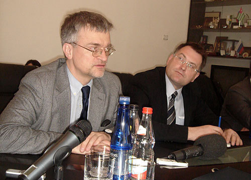 Спецпредставитель ЕС на Южном Кавказе Питер Семнеби (слева). Сухум, 12 марта 2010 года.