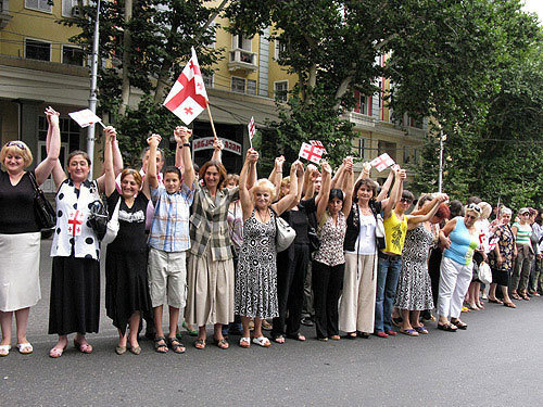 Акция "Живая цепь" против войны между Россией и Грузией. Тбилиси, 2 сентября 2008 года. Фото с сайта http://civil.ge, автор Гурам Мурадов