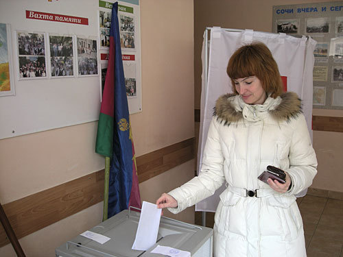 Процесс голосования на участке №46-57 в Сочи. 14 марта 2010 года. Фото "Кавказского Узла" 