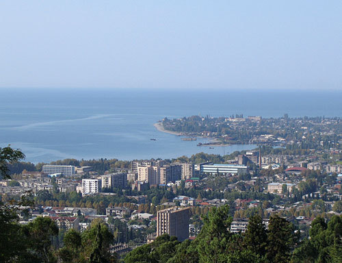 Абхазия, обзор с Сухумской горы на Сухум. Фото с сайта www.panoramio.com/photo/6980722