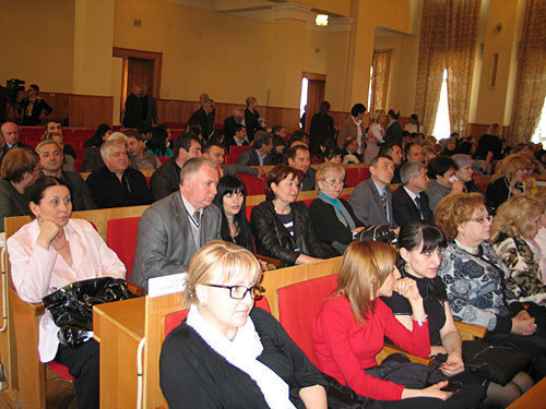 В парламентских слушаниях участвовали депутаты, представители СМИ и общественности. Владикавказ, 2 апреля 2010 года. Фото "Кавказского Узла"