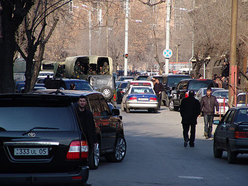 Армения, Ереван, улица Мелик-Адамаяна, 1 марта 2008 года. Фото представителей оппозиции в Группе по сбору фактов о событиях 1-ого марта