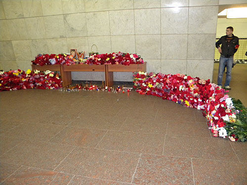 Акция памяти погибших в вестибюле станции метро "Лубянка". Москва, 6 апреля 2010 года. Фото "Кавказского Узла"