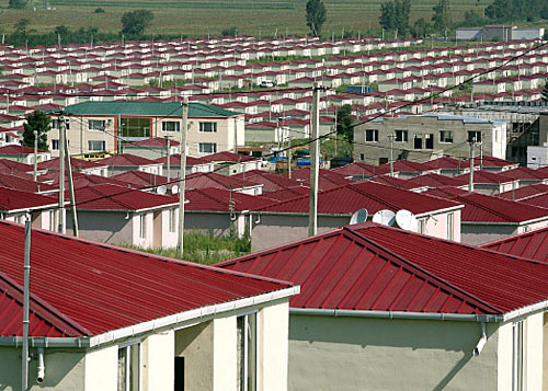 Грузия, дома для беженцев, построенные после августовской войны 2008 года. Фото с сайта http://perevodika.ru