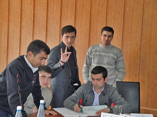 Председатель молодежной организации партии "Мусават" Турал Аббаслы (стоит в центре). Баку, Азербайджан. Турхан Каримов для "Кавказского Узла"