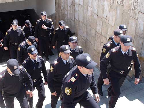 Полиция возле второго корпуса Азербайджанской государственной нефтяной академии. Баку, 30 апреля 2010 года. Турхан Каримов для "Кавказского Узла"