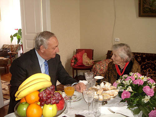 Президент Абхазии Сергей Багапш и Адиле Аббас-оглы у нее дома в Сухуме. 23 апреля 2010 года. Фото "Кавказского Узла"