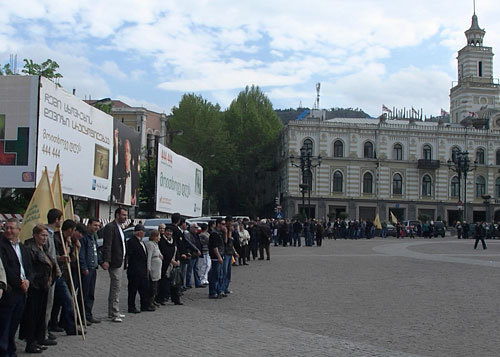 Митинг оппозиционных партий Грузии с требованием освобождения политзаключенных. "Живая цепь" перед бывшим зданием мэрии Тбилиси на площади Свободы, 30 апреля 2010 года. Фото "Кавказского Узла"