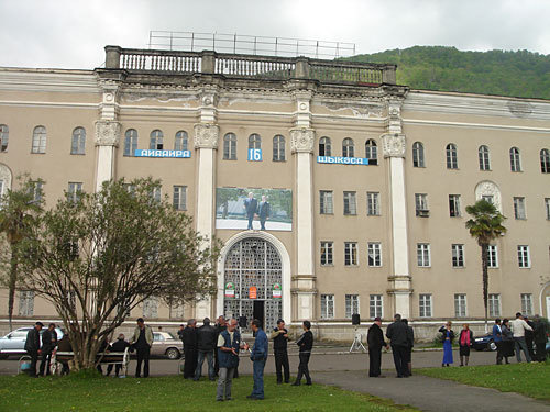 Здание шахтоуправления в Ткуарчале. 5 мая 2010 года. Фото "Кавказского Узла"