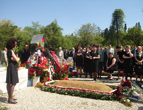 На могиле Владислава Ардзинбы в селе Эшера Сухумского района. 14 мая 2010 года. Фото "Кавказского Узла"