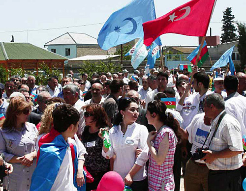 Партия "Мусават" и "Союз за демократию" провели праздничный митинг по случаю Дня республики у памятника одному из основателей АДР Мамед Эмину Расулзаде. Азербайджан, поселок Новханы, 28 мая 2010 года. Турхан Каримов для "Кавказского Узла"