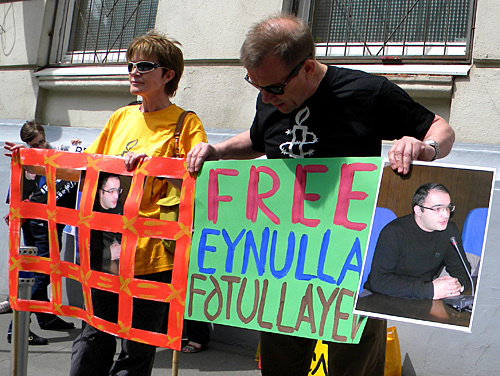 Представители правозащитной организации "Международная амнистия"  требуют освобождения из тюремного заключения журналиста Эйнуллы Фатуллаева. Москва, 3 июня 2010 года. Фото "Кавказского Узла"