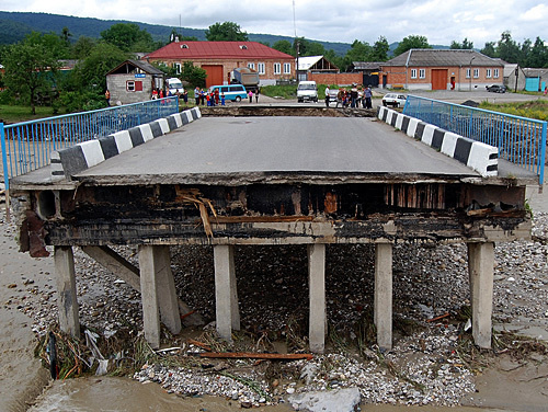 Северная Осетия, Алагирский район, разрушенный мост в селении Црау. 9 июня 2010 года. Фото "Кавказского Узла"