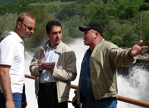 Специалисты-гидротехники (слева направо): Дмитрий Яроцкий, Алим Багаев и Виталий Демуров в ходе обследования Зонкарского водохранилища. 16 июня 2010 года. Фото "Кавказского Узла"