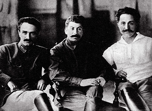А.Микоян, И.Сталин и Г.Орджоникидзе (Тифлис, 1925 год). Фото с сайта http://commons.wikimedia.org